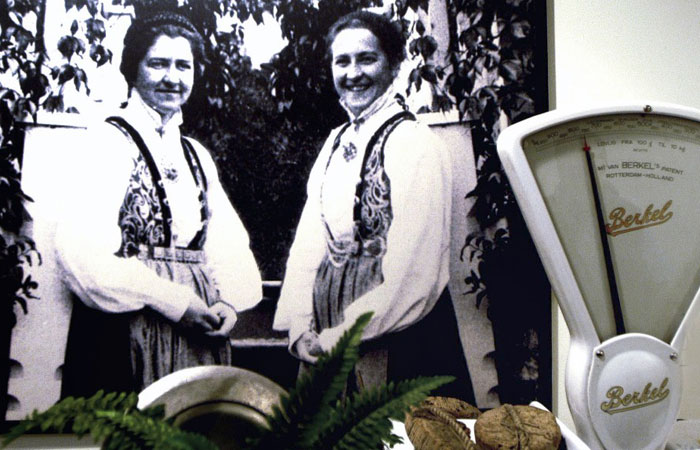 SØSTRENE HAGELIN: Elna og Gudrun reiste frå Sogndal til Bergen og starta Søstrene Hagelin. - Dei jobba veldig mykje. I eit brev til mor si skreiv dei at dei snart ikkje hadde tid til å legga seg, fortel Kari Hagelin. FOTO: Bergens Tidende