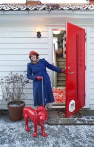 INNBRUDDSSIKKER: Ved inngangsdøren står en rød løve i bånd. Sarah kjøpte to epoxyløver på nettet etter at familien hadde hatt innbrudd. FOTO: Jan M. Lillebø