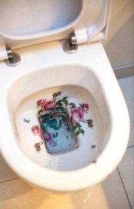 GJØDSLER ROSER: Toalettskålen her i huset er ikke som andre toalettskåler. FOTO: JAN M. LILLEBØ