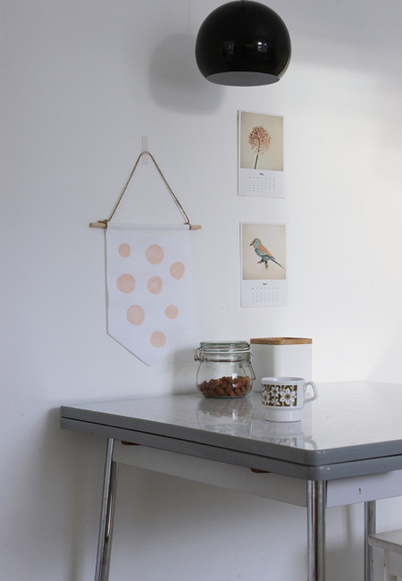 Ulikt oppheng får ulikt uttrykk. På kjøkkenet er vimpelen festet med naturtråd og washi-tape. FOTO: Christine Renée Kjellby / Møbelpøbel