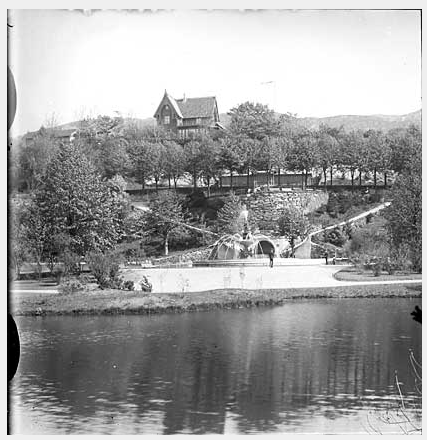 ANNO 1900: Villaveien 1 var et av de første husene på Nygårdshøyden. Her sett fra Nygårdsparken en gang mellom 1900 og 1910. FOTO: Knudsen, Knud & Co, Bildesamlingen UIB