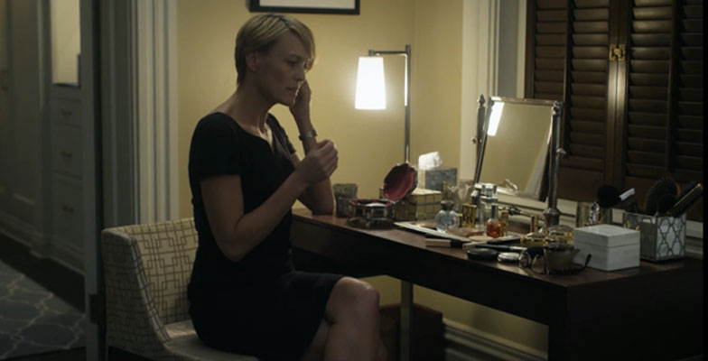 STIL: Claire har en upåklagelig stil, som hun ofte setter sammen ved sminkebordet i overetasjen. FOTO: Netflix