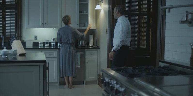 DUSE TONER: Ikke en detalj er overlatt til tilfeldighetene. Lyssettingen forsterker de duse tonene fra tidlige morgener, netter og sene kvelder hjemme hos Frank og Claire. FOTO: Netflix