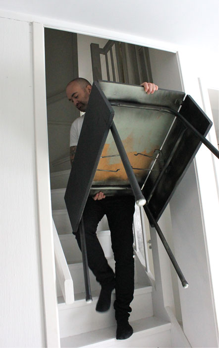 BÆRER OG BÆRER: Gordon er ikke alltid like glad for all ommøblering og utskifting, men han hjelper til. FOTO: Stina Andersen / Fru Andersen