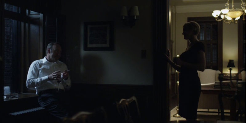 RØYKEKROKEN: Det spørs om dette blir en like vanlig scene i fremtiden. I slutten av sesong 2 kastet Claire alle sigarettene, fordi "Amerika kan ikke ha en president som røyker". FOTO: Netflix