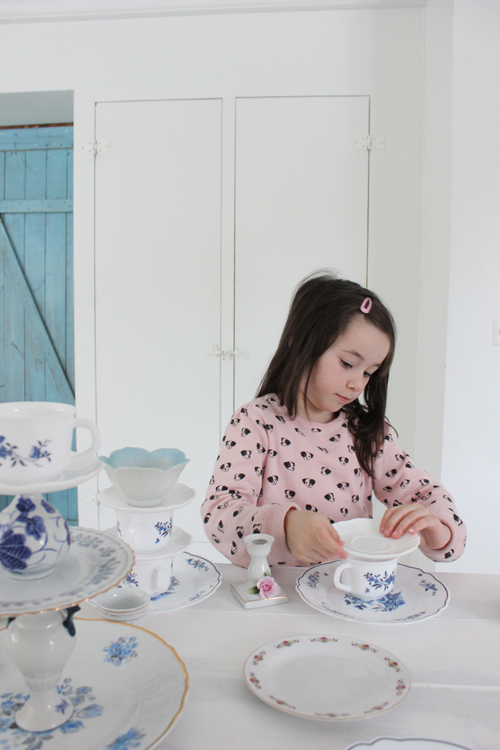 PASSER FOR ALLE: Man trenger ikke være så stor for å få dette til. Her er Stinas datter Stella i full gang med å lage sitt stettfat. FOTO: Stina Andersen / Fru Andersen