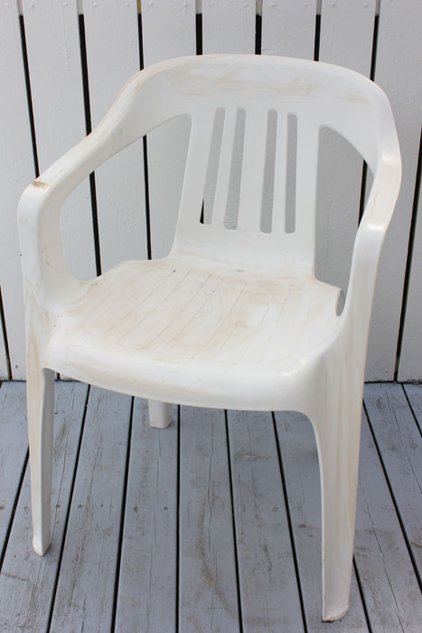 FØR: Ikke akkurat den kuleste stolen på terrassen. Plaststolen bærer preg av at den har stått ute i vinter. FOTO: Stina Andersen / Fru Andersen