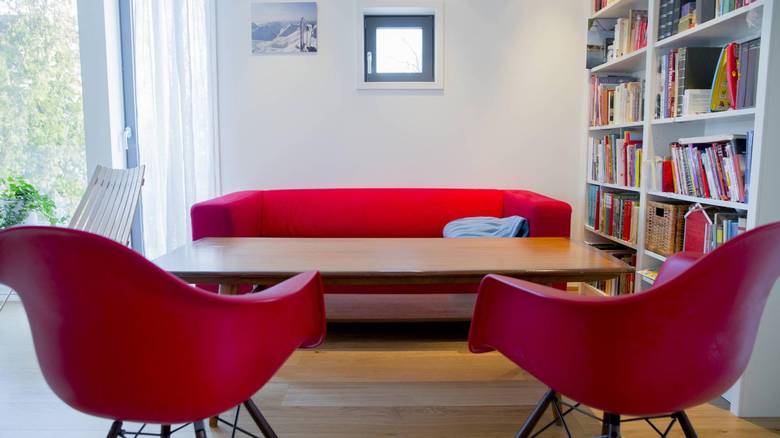 SPILLAVDELING: En av sofakrokene er blitt husets spillavdeling. Der samles familien over spillebrettene. FOTO: NTB Scanpix