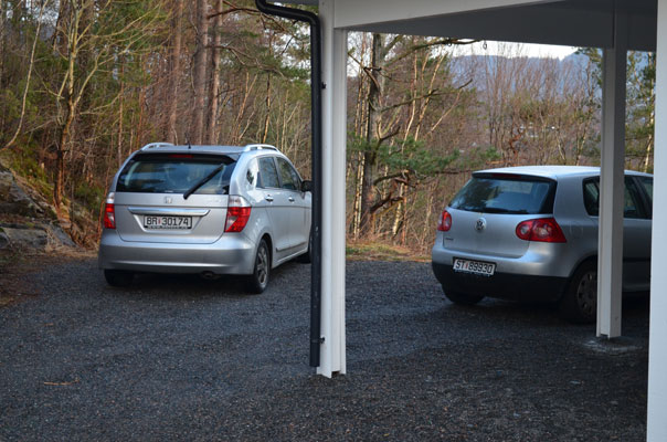 FORSKJELL PÅ FOLK: Det er en viss forskjell på Erik Hanøy og naboen, selv om de deler en tomannsbolig. Deler av problematikken er knyttet til bilene. FOTO: Erik Hanøy