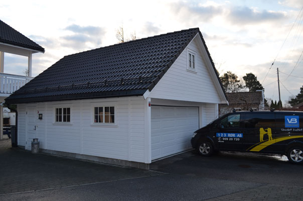 FORSKJELL PÅ FOLK: Hos naboen til Hanøy er det litt mer velstand enn der er i hans egen ende av tomannsboligen. FOTO: Erik Hanøy