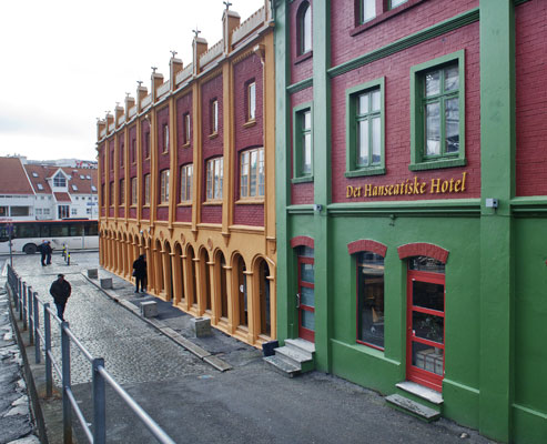 BESKJEDENT: Hotellet holder til bak en beskjeden fasade med et enkelt inngangsparti. FOTO: Jan M. Lillebø