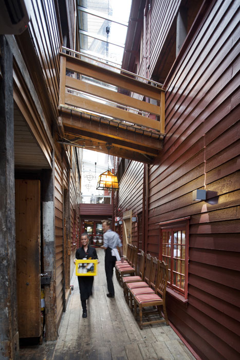 BROER: Den gamle passasjen mellom Finnegårdens to bygninger er bevart, og enkle broer knytter hotellet sammen. FOTO: Jan M. Lillebø