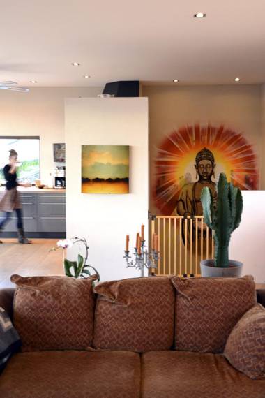 KAKTUS OG BUDDHA: Murhuset er bygget av lokale håndverkere, men vinduene kommer fra Spania. I kjelleren er både gulv, vegger og tak i betong, men her oppe i andre etasje ligger det brede eikeplank på gulvet. FOTO: Irene Jacobsen