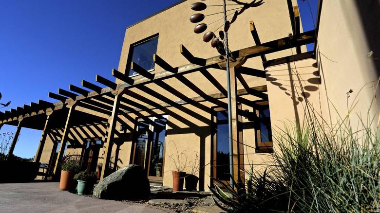 STARTPUNKTET: Vindskulpturen i hagen kommer fra et galleri i New Mexico. Egentlig var det dem som satte ideene i sving og gjorde at nybygget ble som det ble. FOTO: Irene Jacobsen