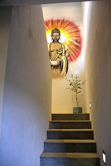 TRAPPEN: Planen var egentlig å ha en tretrapp i huset, men da alt det andre var ferdig, oppdaget de at det slett ikke ville passe inn - og snudde om på planene. Her er resultatet. Buddahen ble malt på veggen nå i sommer. FOTO: Irene Jacobsen
