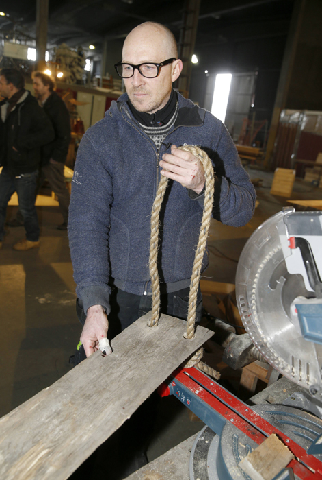 HYLLE: En planke og et tau, vips, du har en hylle. Nils Håmo viser hvordan. FOTO: Terje Pedersen, NTB Scanpix