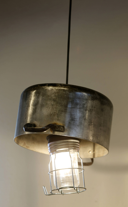 GJENBRUK: Lampe av en kjele som ingen lenger ville ha. FOTO: Terje Pedersen, NTB Scanpix