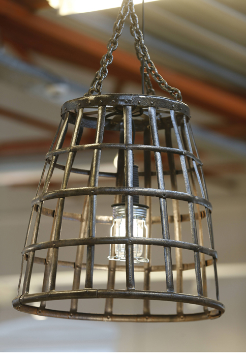 VINBALLONG: Denne lampen er laget av en gammel vinballong i jern, for Fretex. FOTO: Terje Pedersen, NTB Scanpix