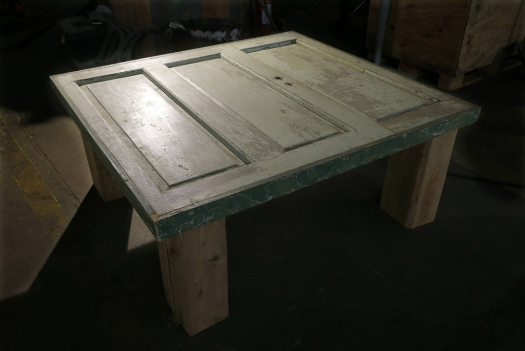 GAMMEL DØR: Dette bordet er til en privatkunde og vil koste mellom 9000 og 10.000 kroner. FOTO: Terje Pedersen, NTB Scanpix