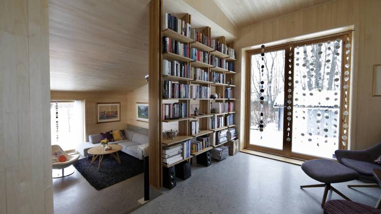 40 KVADRAT: Tilbygget er cirka 40 kvadratmeter stort. Gulvet er betong, vegger og tak i osp, bokhyllen i eik. FOTO: Vidar Ruud, NTB Scanpix