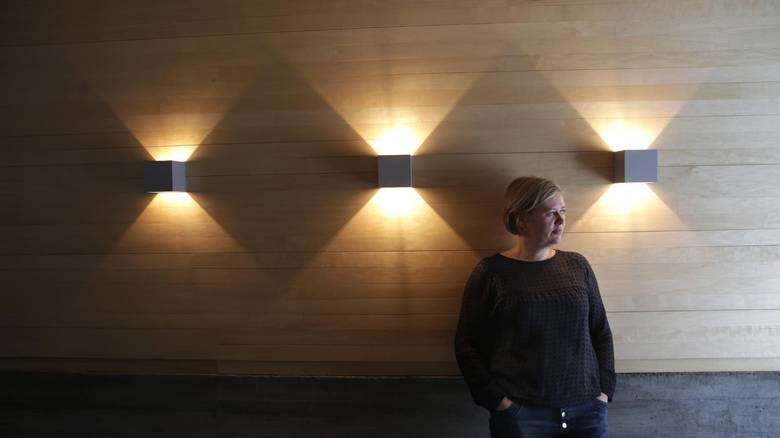 BELYSNING: Camilla Molnes Engeseth er godt fornøyd med vegglampene i TV-stuen. FOTO: Vidar Ruud, NTB Scanpix