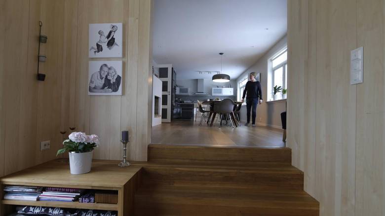 NIVÅER: For at tilbugget skulle følge hagens terreng, måtte det få to nivåer. Trappen til kjøkkenet er i eik, med integrert hyllebenk. FOTO: Vidar Ruud, NTB Scanpix