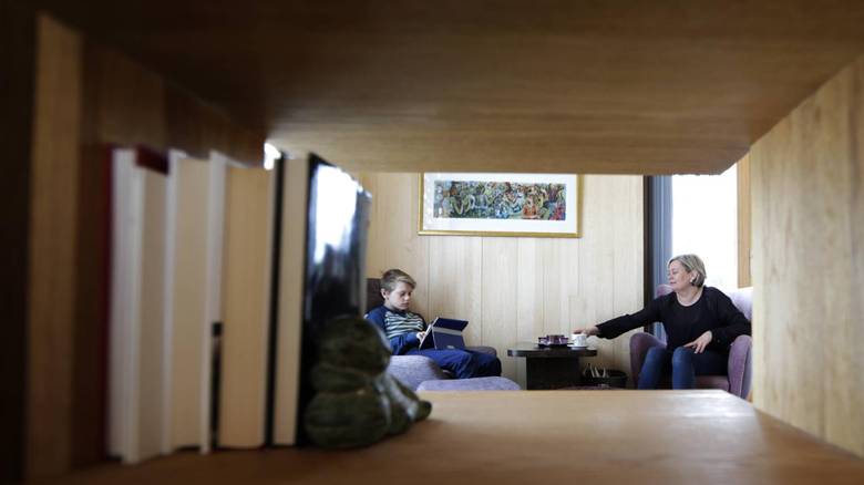 KAFFESTOL: I den lille loppemarkedstolen hun har fått trukket om, nyter Camilla Molnes Engeseth morgenkaffen, før de andre i huset står opp. Sønnen Jørund (11) slapper gjerne av med iPaf eller en bok. FOTO: Vidar Ruud, NTB Scanpix
