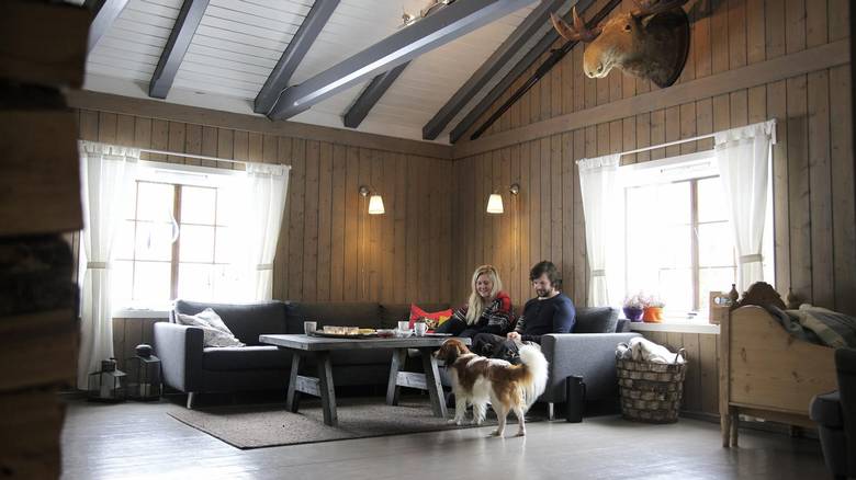 STUE ETTER: - Stilen vår i hytten har vel egentlig blitt til underveis, men vi visste vi ikke ville ha det lyst og hvitt. FOTO: Lise Bjelland