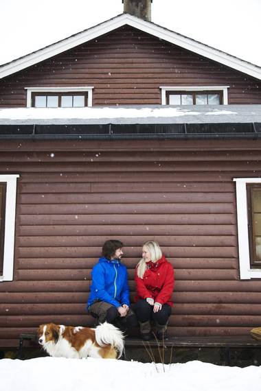 MALT: Siden bildene til reportasjen ble tatt, er hytten blitt malt i den opprinnelige rødfargen. Det er også kommet en ny terrasse her hvor Olaug Therese og Ivar Josephsen sitter. FOTO: Lise Bjelland