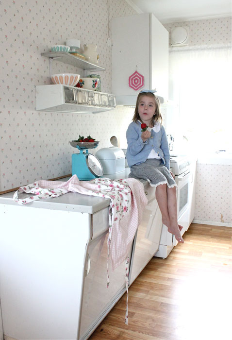 ORGINALT: Husets 50-tallskjøkken er bevart. Jeg synes det passer fint med gamle møbler i et gammelt hus, sier May Lisa. FOTO: Stina Andersen / Fru Andersen