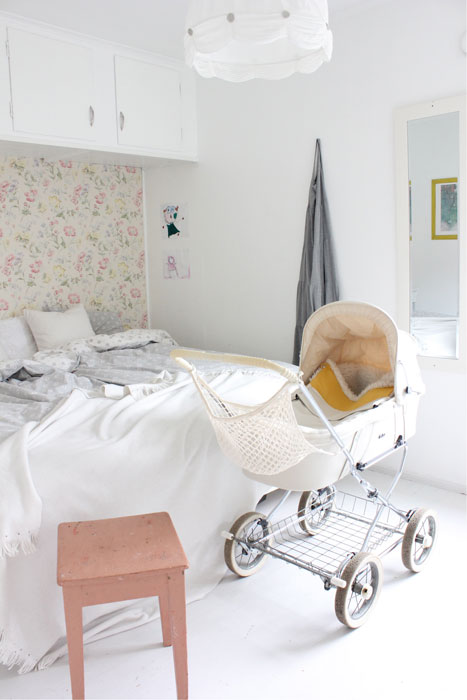 POPULÆR LEKEKROK: Med enkelte brukte leker og småmøbler har barna fått sitt eget lekekjøkken. FOTO: Stina Andersen / Fru Andersen