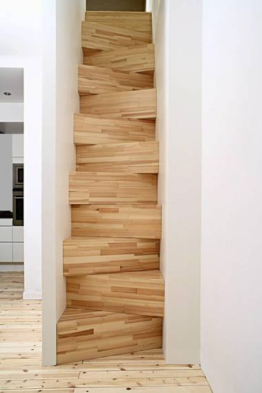 BOKSER: Denne spesielle trappen er designet av Gabriella Gustafson og Mattias Ståhlbom ved arkitektkontoret TAF i Sverige. De er laget av furubokser stablet oppå hverandre. FOTO: BOBO OLSSON