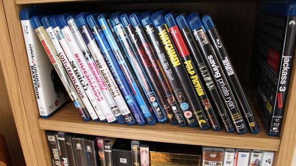 KAST: DVD-er og CD-er som støver ned i hyllen kan gis bort eller selges. FOTO: Synne Hellum Marschhäuser