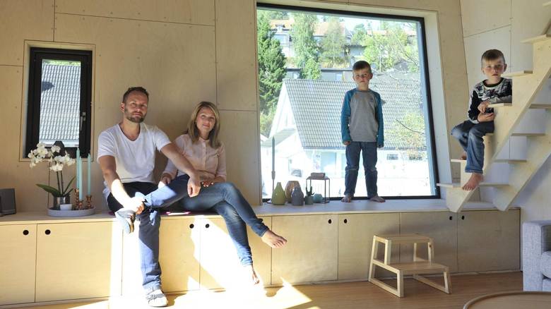 SOM ET NYTT HUS: Selv om boarealet bare har blitt utvidet med 30 kvadratmeter, har bofølelsen blitt større for Tom-Erik Kroknes, Vivian Helen Bye, Erik og Isak. FOTO: ANNIKEN ZAHL FURUNES
