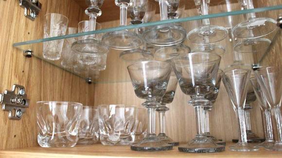 KAST: Glass med skår bør du bli kvitt, for de kan sprekke. Du kan frigi mye plass i skapet ved å rydde ut porselen, steintøy og glass du aldri bruker. FOTO: Synne Hellum Marschhäuser