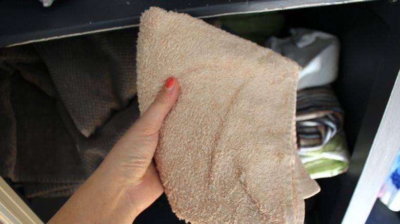 KAST: Stive, slitte håndklær kan du kvitte deg med. Spesielt hvis de er misfargede eller hullete i tillegg. FOTO: Synne Hellum Marschhäuser