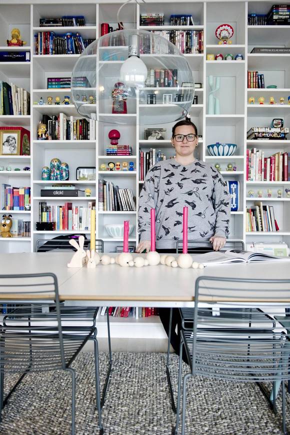 GJENBRUK: Lina Maria Karlsen er en kreativ sjel med sans for gjenbruk. Spisestuebordet og et par av stolene er kjøpt brukt. Det er også deler av innholdet i bokhyllen. FOTO: Jon Olav Nesvold, NTB Scanpix