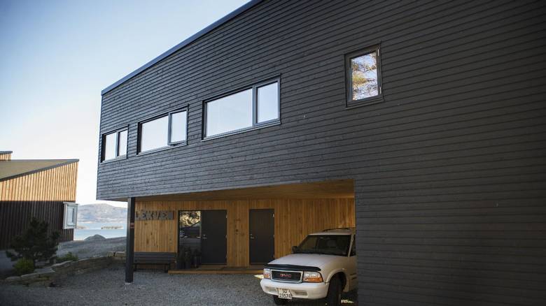 GOD BILPLASS: På forsiden av huset er det god plass til å parkere biler, både under taket her og langs huset. FOTO: Elias Dahlen