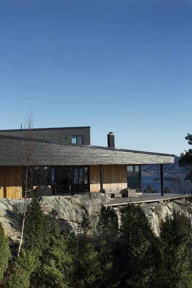 TODELT TAK: Taket er delt i to, og de delene er i ulike høyder. Mens det på den ene siden er lavere i forkant og høyere bak, er det motsatt for takenden ved siden av. FOTO: Elias Dahlen