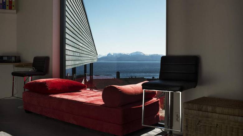 LESESTEDET: Oppe i fløyen til ungdommene er det en rød sofa. Her er det deilig å ligge og lese en bok. FOTO: Elias Dahlen