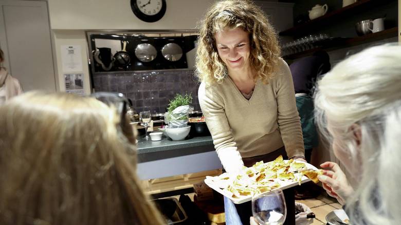 SERVITØR OG DESIGNER: Anniken Granerud hos AGA-forhandler Fired Earth. Å ta på seg rollen som vertskap og servitør på de faste AGA-kveldene trives hun godt med. FOTO: MONICA STRØMDAHL