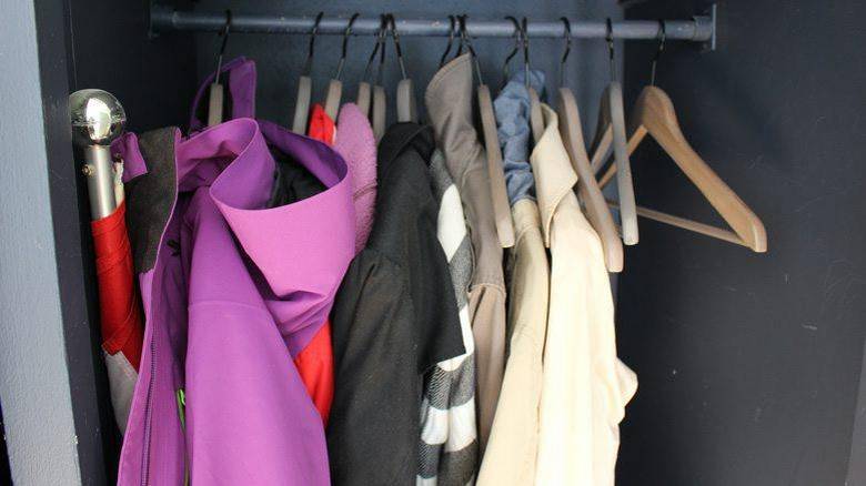 KAST: Gå gjennom klesskapet. Er det plagg du ikke har brukt på flere år? Vurder om du kommer til å bruke dem igjen. FOTO: Synne Hellum Marschhäuser