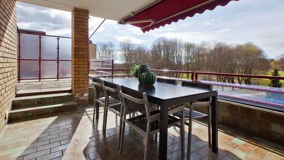 OPPUSSINGSOBJEKT: Fireromsleiligheten ble solgt to millioner kroner over takst. Den er 113 kvm stor og har 38 kvm stor terrasse. FOTO: Dagfinn Hobæk
