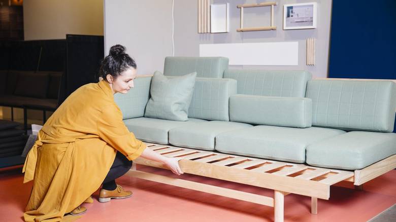 HOLDBAR: Sofaen er laget av ask og tekstil i ren ull. - Å jobbe med denne typen naturmaterialer er bærekraftig og materialene tåler tidens tann, forteller designer Silje Nesdal. Hennes mål er å lage produkter og møbler som holder seg over tid. FOTO: Emma Mattson