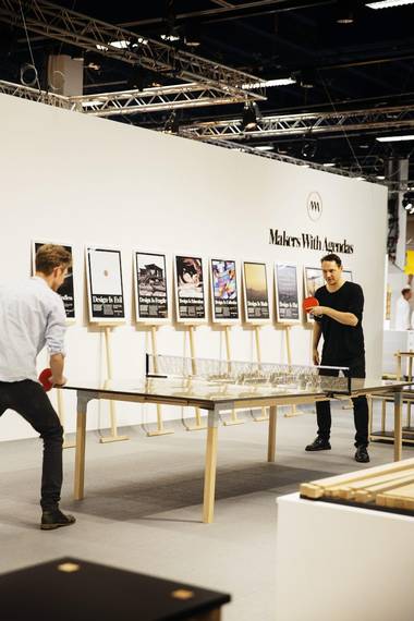 BORDTENNIS: Arkitekt Julian De Smidt (til høyre) er en av gründerne bak MWA. Han satser på smarte møbler som kan bygges uten verktøy og skruer. Ping pong-bordet kan brettes sammen og brukes som spisebord eller arbeidsplass. FOTO: Emma Mattson