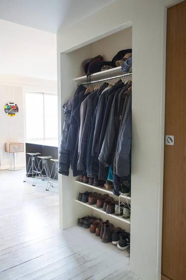 ENKEL OPPBEVARING: Jakker og sko får plass i en snekret nisje i gangen. Enkle materialer, som en stang til kleshengere og malte MDF-plater, var det som skulle til. FOTO: FILIPPA TREDAL