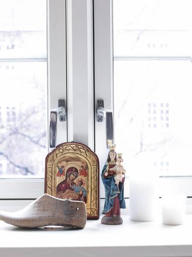 STILLEBEN: I vinduet finner vi et lite oppsett av håndverk og religiøse symboler. FOTO: FILIPPA TREDAL