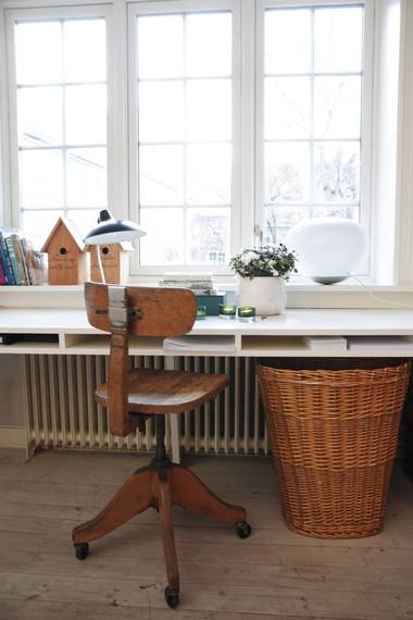HJEMMEKONTOR: En malt MDF-plate strekker seg fra vegg til vegg, og skaper arbeidsplass. Under overflaten er det snekret et praktisk rom for oppbevaring av papirer. FOTO: FILIPPA TREDAL