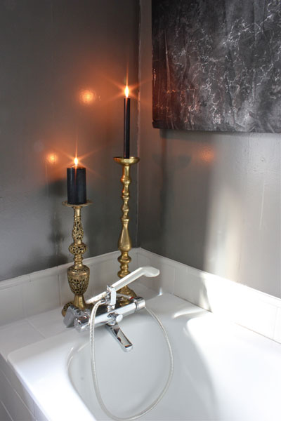 DETALJER: Det er viktig å trives på badet, tente stearinlys på badekarkanten skaper stemning. FOTO: Stina Andersen