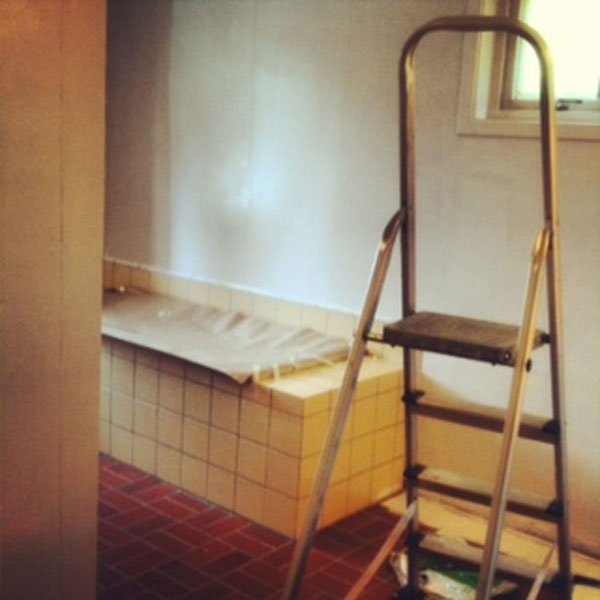 FØR MALING: Slik så det opprinnelige badet vårt ut. Stilen er tydelig 90-talls. FOTO: Stina Andersen